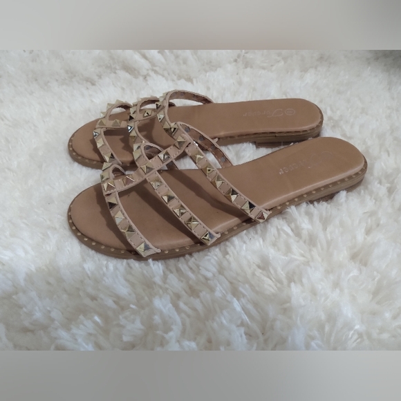 Forever brand woman size 8 studded sandals - Picture 3 of 5